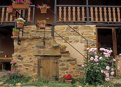 Jakobsweg (Camino Francés): Albergue las águedas - Innenhof - Murias de Rechivaldo