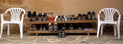 Jakobsweg (Camino Francés): Albergue las águedas - Schuhregal - Murias de Rechivaldo