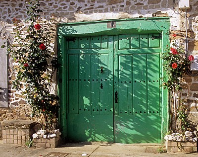 Jakobsweg (Camino Francés): Holztür zwischen Rosenstöcken - Santa Catalina de Somoza