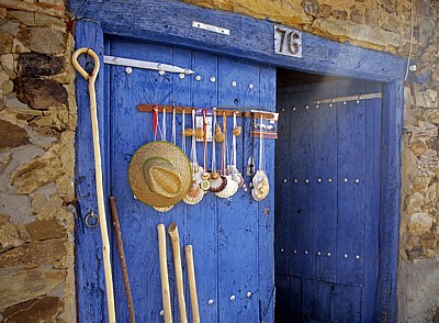 Jakobsweg (Camino Francés): Warenaushang an einer Holztür  - Santa Catalina de Somoza