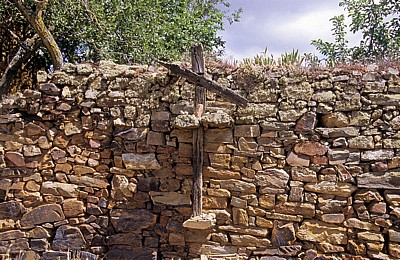 Jakobsweg (Camino Francés): Steinmauer mit Holzkreuz - El Ganso