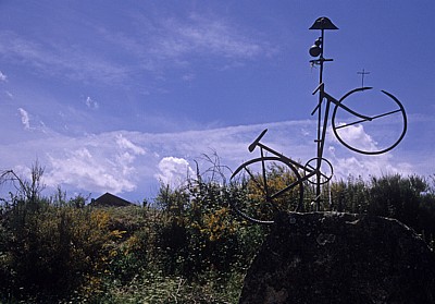Jakobsweg (Camino Francés): Fahrrad - Denkmal - El Acebo