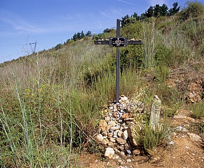 Jakobsweg (Camino Francés): Wegkreuz für einen 2005 verstorbenen Pilger  - Castilla y León