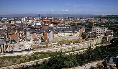 Jakobsweg (Camino Francés): Blick vom Castillo de los Templarios auf die Stadt - Ponferrada