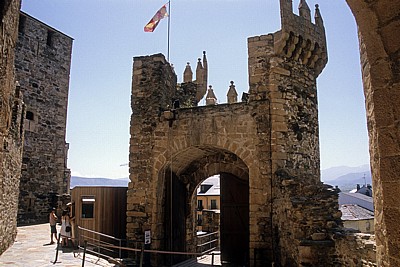 Jakobsweg (Camino Francés): Castillo de los Templarios - Haupttor (Innenansicht) - Ponferrada