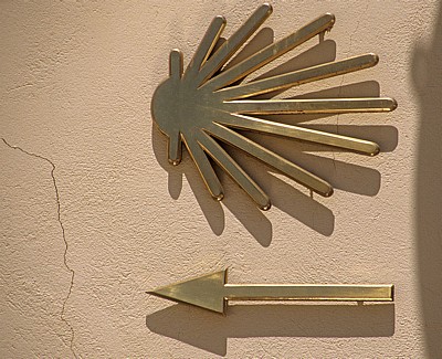 Jakobsweg (Camino Francés): Stilisierte Jakobsmuschel und gelber Pfeil aus Metall - Ponferrada