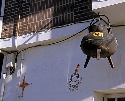 Jakobsweg (Camino Francés): Hausverzierung - Fuentes Nuevas