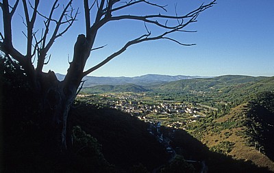 Jakobsweg (Camino Francés): Camino duro – Blick auf Villafranca del Bierzo - Castilla y León