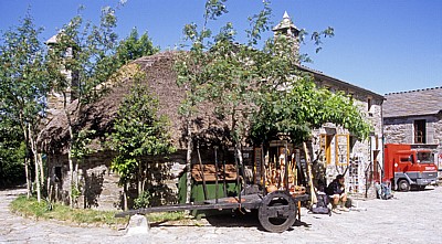 Jakobsweg (Camino Francés): Palloza (galicische Rundhütte) - O Cebreiro
