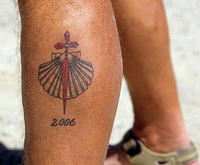 Jakobsweg (Camino Francés): Tattoo eines Pilgers - Alto de Poio