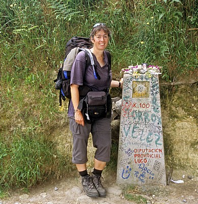 Jakobsweg (Camino Francés): Cordula vor Camino-Wegstein - Galicia