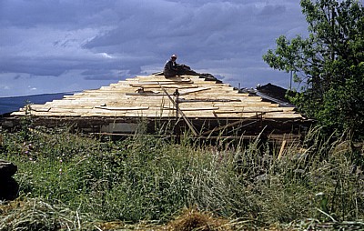 Jakobsweg (Camino Francés): Ein Haus wird mit Holzschindeln gedeckt - Galicia