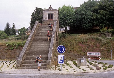 Jakobsweg (Camino Francés): Pilger an einem alten Brückenbogen (Ortseingang) - Portomarin