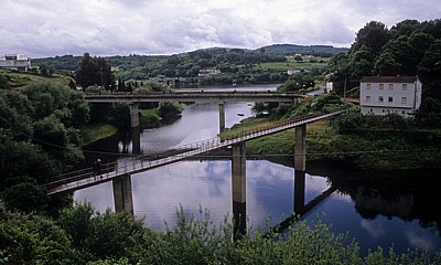 Jakobsweg (Camino Francés): Fußgängerbrücken über den Belesar-Stausee (Seitenarm)  - Portomarin