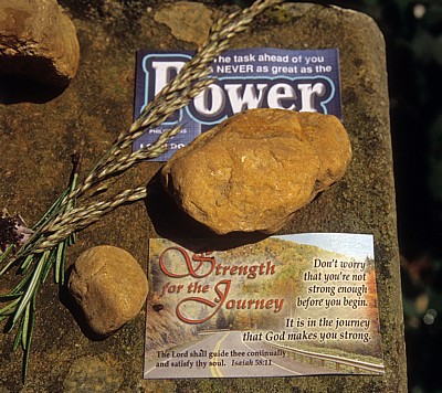 Jakobsweg (Camino Francés): Aufmunterungen auf einem Camino-Wegstein - Galicia