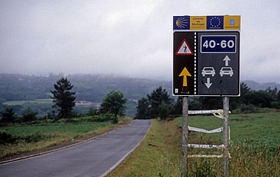 Jakobsweg (Camino Francés): Verkehrsschild „Pilger links, Autos rechts“ - Galicia