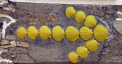 Jakobsweg (Camino Francés): Gelber Pfeil aus gelben Jakobsmuscheln - Leboreiro