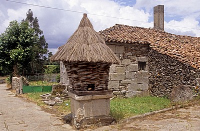Jakobsweg (Camino Francés): Hórreo primitivo (einfacher Getreidespeicher) - Leboreiro