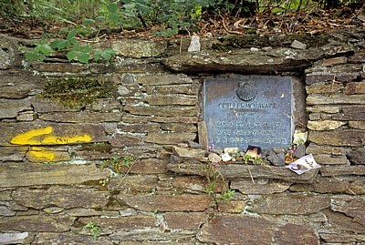 Jakobsweg (Camino Francés): Gedenktafel für einen 1993 verstorbenen Pilger - Salceda