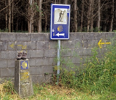 Jakobsweg (Camino Francés): Verkehrsschild, Camino-Wegstein und gelber Pfeil - Lavacolla
