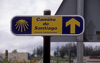 Jakobsweg (Camino Francés): Verkehrsschild „Camiño de Santiago“ - Santiago de Compostela