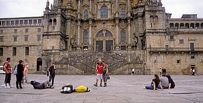Jakobsweg (Camino Francés): Plaza del Obradoiro – Cordula und ihr Mitpilger vor der Catedral de Santiago de Compostela ( - Santiago de Compostela