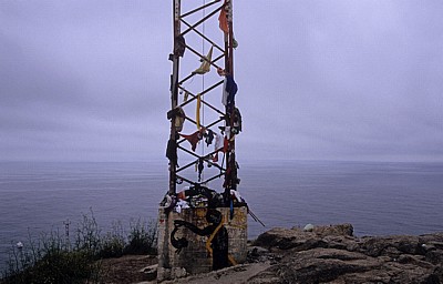 Jakobsweg (Camino a Fisterra): Mast mit von Pilgern zurückgelassener Kleidung - Kap Finisterre
