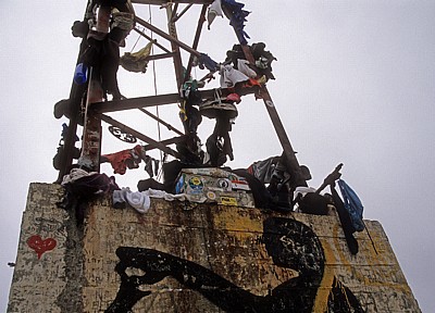 Jakobsweg (Camino a Fisterra): Mast mit von Pilgern zurückgelassener Kleidung - Kap Finisterre