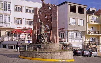 Plaza de Santa Catalina: Monumento a los emigrantes - Finisterre
