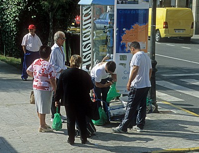 Fischhändler mit seiner Kundschaft - Costa da Morte