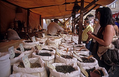 Altstadt: Praza da Quintana – Mittelalterlicher Markt: Gewürzstand - Santiago de Compostela