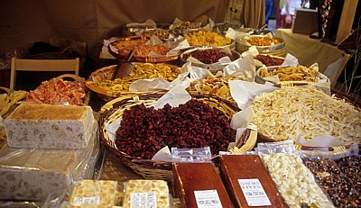 Altstadt: Praza da Quintana – Mittelalterlicher Markt: Getrocknete Früchte - Santiago de Compostela