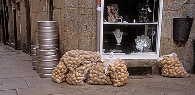 Altstadt: Kartoffelsäcke und Bierfässer vor einer Tapas-Bar - Santiago de Compostela