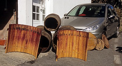 Jakobsweg (Caminho Português): Weinfässer beim Trocknen - Ponte Sampaio