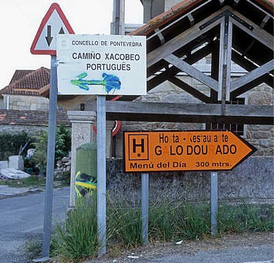 Jakobsweg (Caminho Português): Hinweisschilder “Camiño Xacobeo Português“ und “Hostal - Restaurante“ - Pontevedra