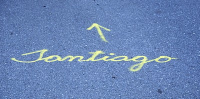 Jakobsweg (Caminho Português): Zwischen Alba und San Caetano - Graffiti auf der Straße: „Santiago“ - Galicia