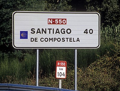 Jakobsweg (Caminho Português): N-550 - Verkehrsschild - Río Agra