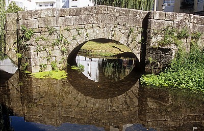 Jakobsweg (Caminho Português): Ponte de Bermaña über den Río Bermaña - Caldas de Reis