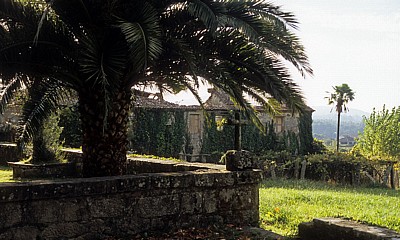 Jakobsweg (Caminho Português): Iglesia de Santa Mariña de Carracedo – Kreuz auf einer Mauer - Carracedo