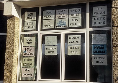 Jakobsweg (Caminho Português): Fenster mit Schildern - Carracedo