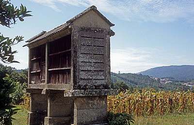 Jakobsweg (Caminho Português): Hórreo (Getreidespeicher) - Ponte Valga