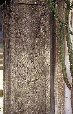 Jakobsweg (Caminho Português): Säule mit Pilgersymbol (Jakobsmuschel) - Padrón