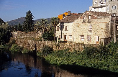 Jakobsweg (Caminho Português): Häuser am Río Sar - Padrón