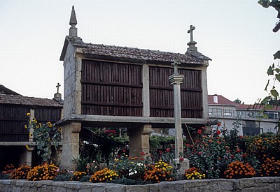 Jakobsweg (Caminho Português): Auf dem Weg nach A Escravitude - Hórreos (Getreidespeicher) - Galicia
