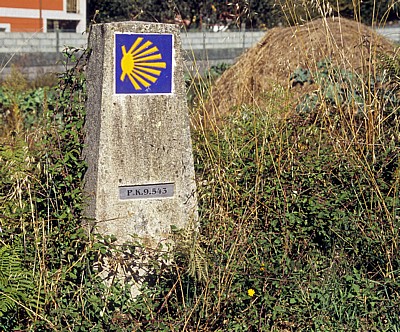 Jakobsweg (Caminho Português): Auf dem Weg nach Milladoíro - Camino-Wegstein - Galicia