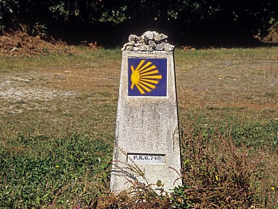 Jakobsweg (Caminho Português): Auf dem Weg nach Milladoíro - Camino-Wegstein - Galicia