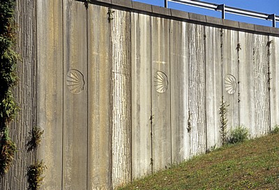 Jakobsweg (Caminho Português): Jakobsmuscheln an einer Betonwand - Santiago de Compostela