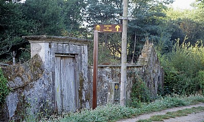 Jakobsweg (Camino a Fisterra): Hinweisschild nach Finisterre vor verfallenem Haus - Galicia