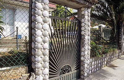 Jakobsweg (Camino a Fisterra): Mit Jakobsmuscheln verzierter Zaun - Ventosa