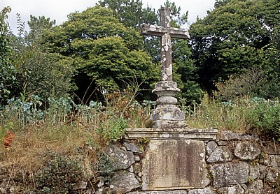 Jakobsweg (Camino a Fisterra): Steinernes Wegekreuz - Susavila de Carballo